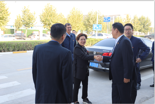 鄭州二七區(qū)委組織部常務副部長王波一行 蒞臨我公司考察指導黨建工作