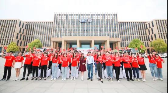 做白色的牛奶，創(chuàng)紅色的企業(yè)，花花牛乳業(yè)集團青春歌會慶祝建黨100周年