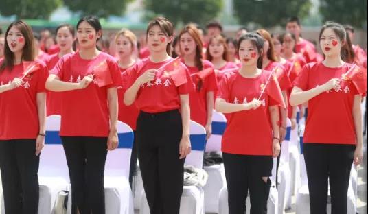 做白色的牛奶，創(chuàng)紅色的企業(yè)，花花牛乳業(yè)集團青春歌會慶祝建黨100周年