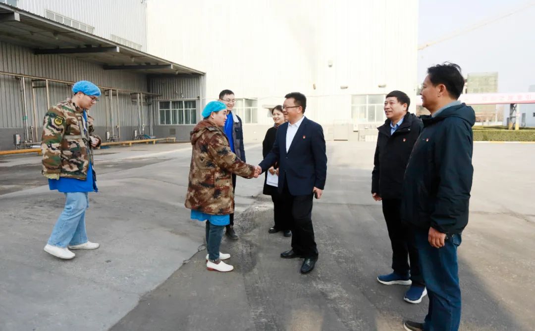 新春慰問(wèn)送關(guān)懷——集團(tuán)黨委書(shū)記、董事長(zhǎng)慰問(wèn)春節(jié)期間堅(jiān)守崗位的一線職工