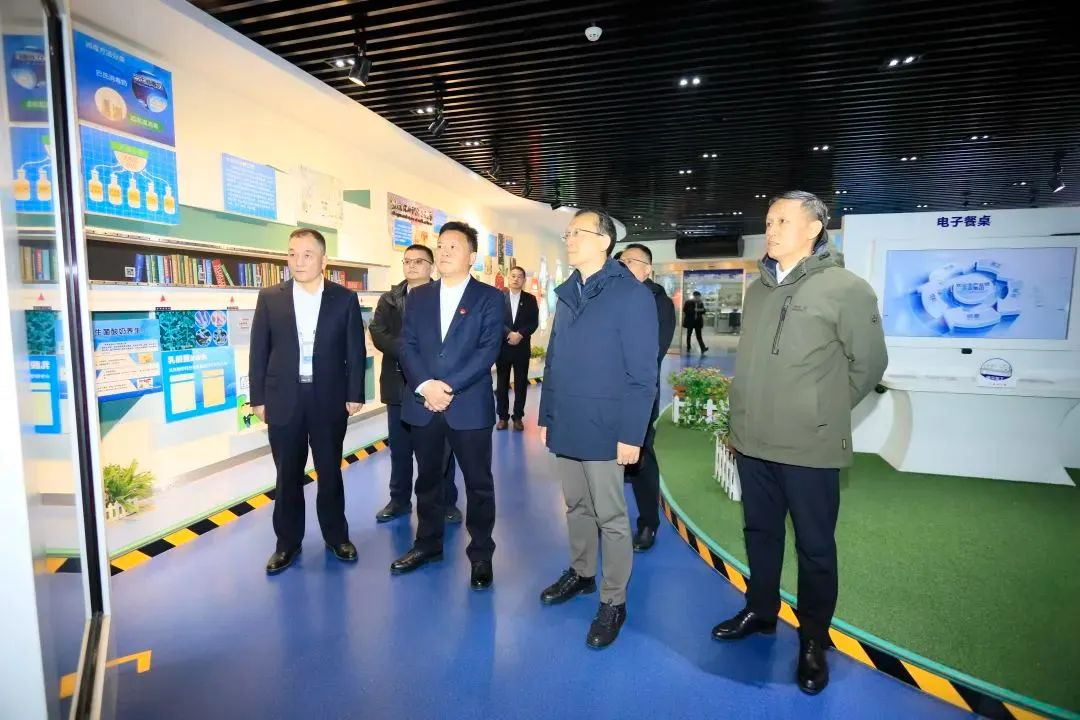 省政府國(guó)資委黨委書記、主任李濤一行到花花牛乳業(yè)集團(tuán)調(diào)研