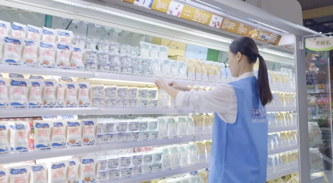 點(diǎn)贊！河南日?qǐng)?bào)要聞02版——報(bào)道花花牛乳業(yè)集團(tuán)鄭州分公司乳制品生產(chǎn)場(chǎng)景，彰顯花花牛乳業(yè)集團(tuán)發(fā)展新活力