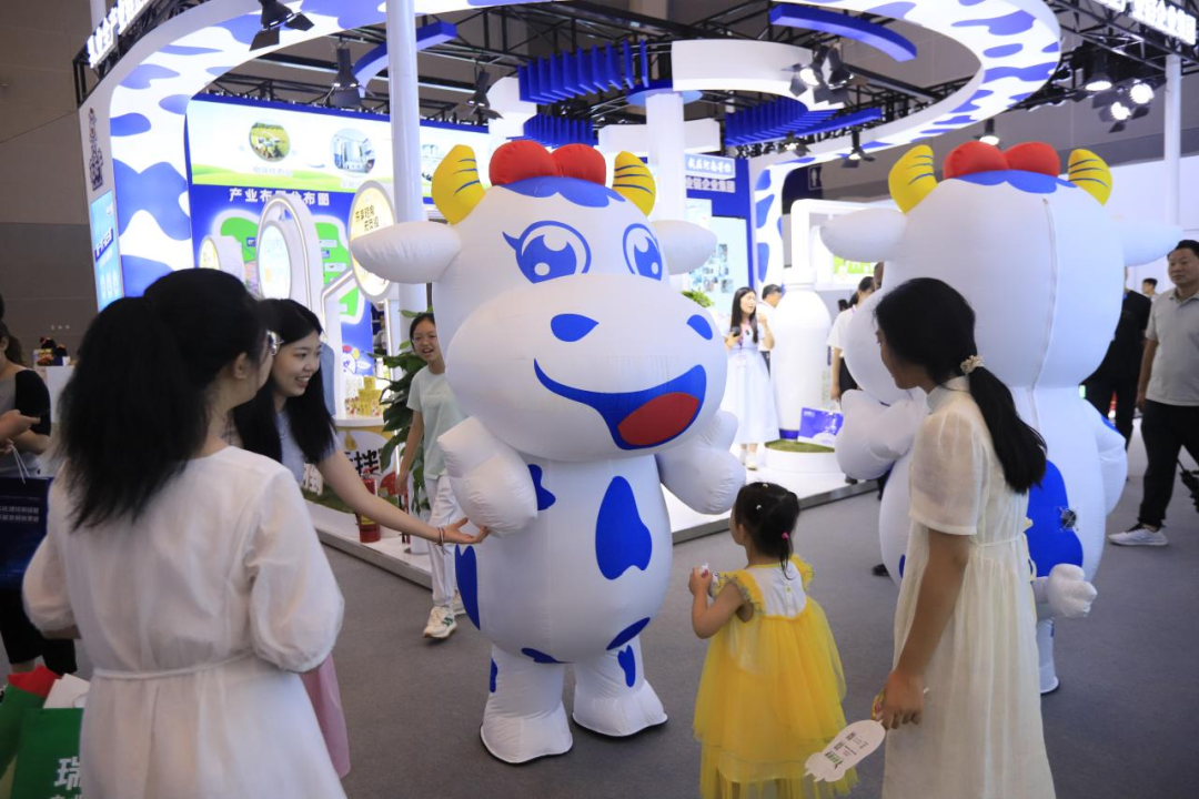 啟航新征程 點(diǎn)亮新賽道丨花花牛乳業(yè)集團(tuán)參加第十四屆中國(guó)奶業(yè)大會(huì)暨D20峰會(huì)，榮獲“中國(guó)乳制品生產(chǎn)企業(yè)現(xiàn)代化等級(jí)5A級(jí)”評(píng)定殊榮