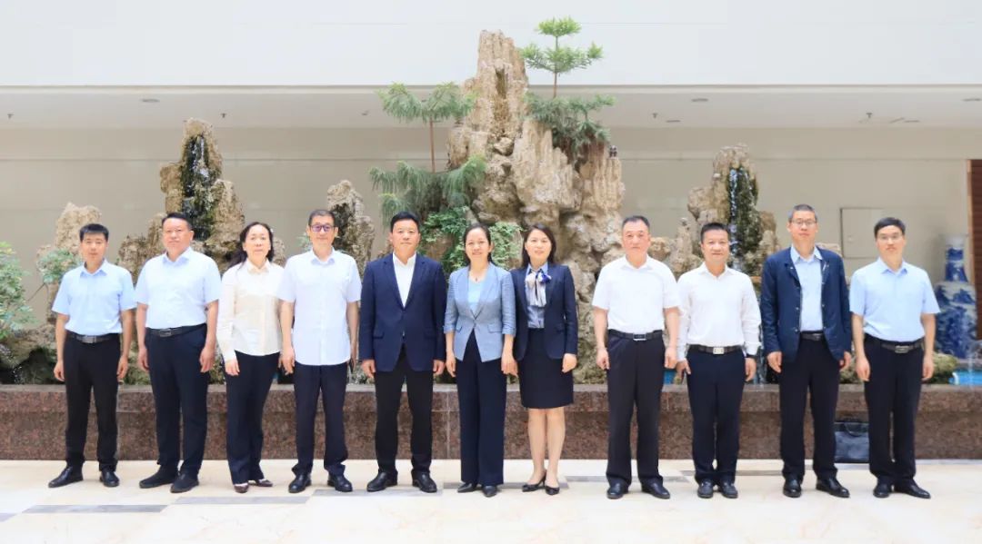 揚(yáng)帆起航 譜寫(xiě)絢麗新篇章 | 花花牛乳業(yè)集團(tuán)新一屆董事會(huì)成立并召開(kāi)中高層以上領(lǐng)導(dǎo)干部會(huì)議