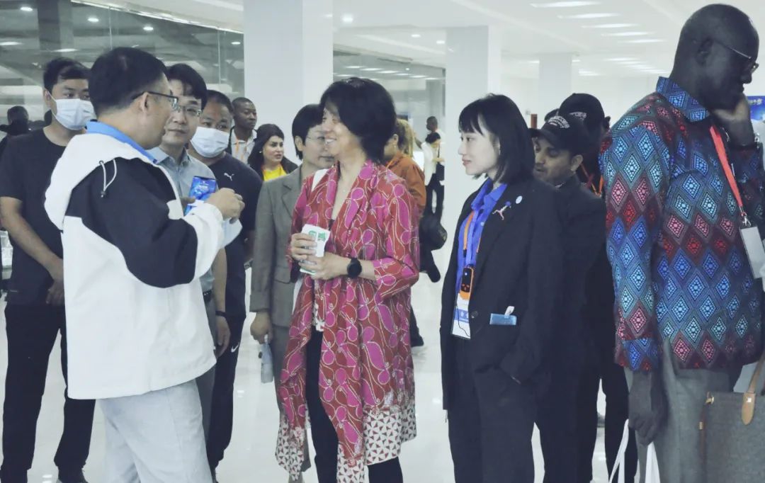 北京大學南南合作與發(fā)展學院教授、全球伙伴關系主任周詠梅一行蒞臨花花牛平輿瑞亞牧業(yè)參觀調研