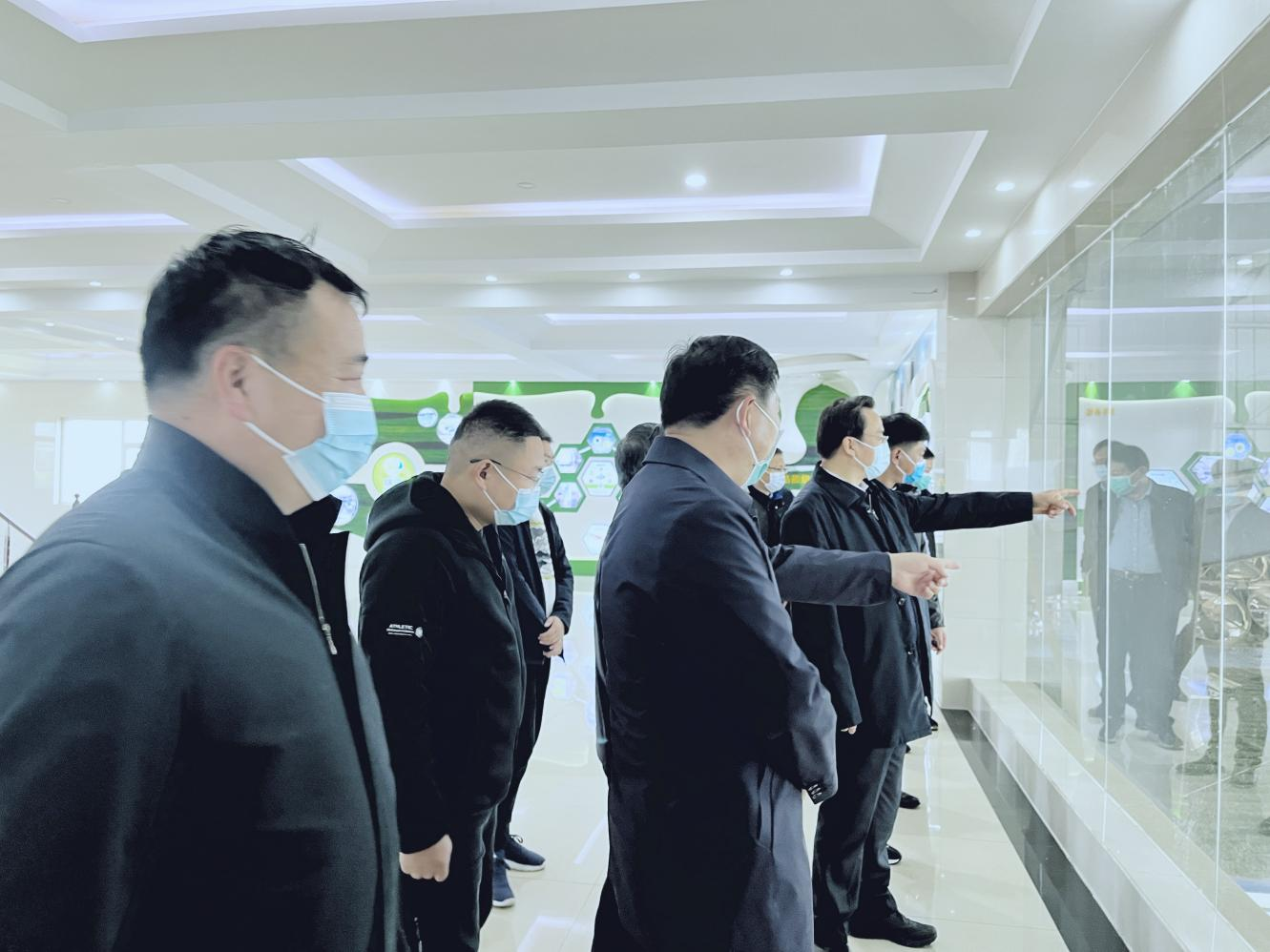 河南省人大常委會黨組書記、副主任孔昌生蒞臨花花牛魯山瑞亞牧場參觀調(diào)研