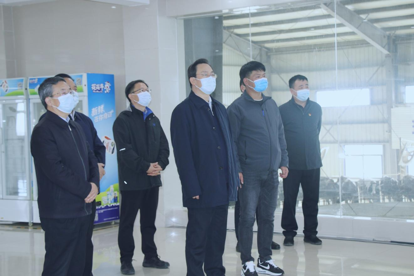 河南省人大常委會黨組書記、副主任孔昌生蒞臨花花牛魯山瑞亞牧場參觀調(diào)研