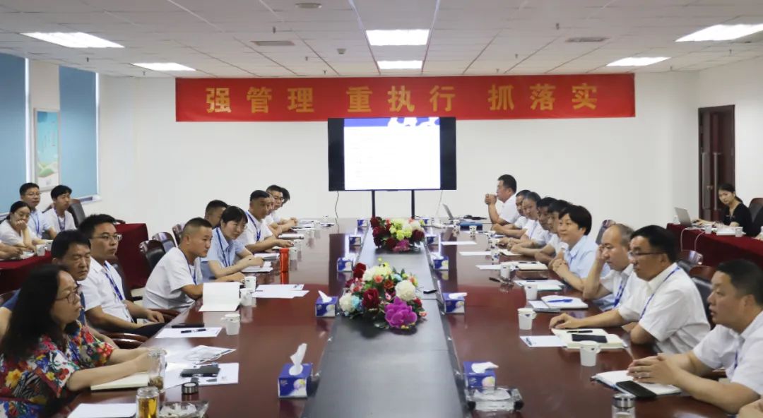 勇?lián)姑な卣齽?chuàng)新｜花花牛乳業(yè)集團(tuán)召開營銷、養(yǎng)殖及飼料月度經(jīng)營工作會(huì)議