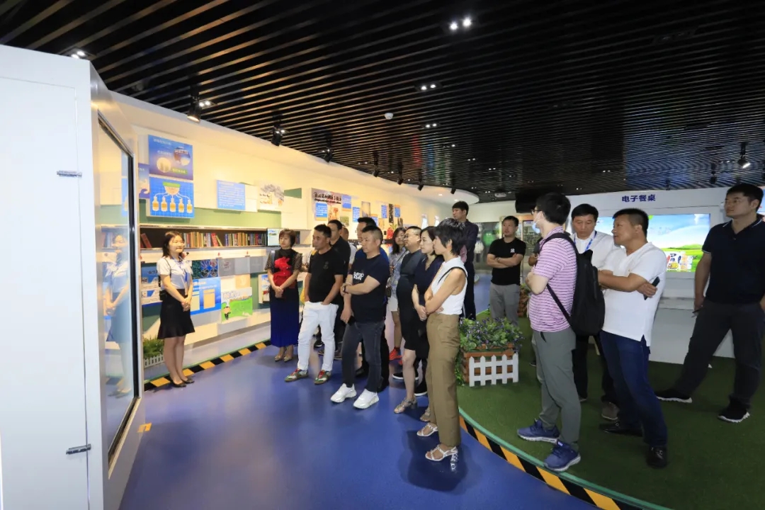 快訊 | 長江商學(xué)院智能制造學(xué)會走進花花牛乳業(yè)集團