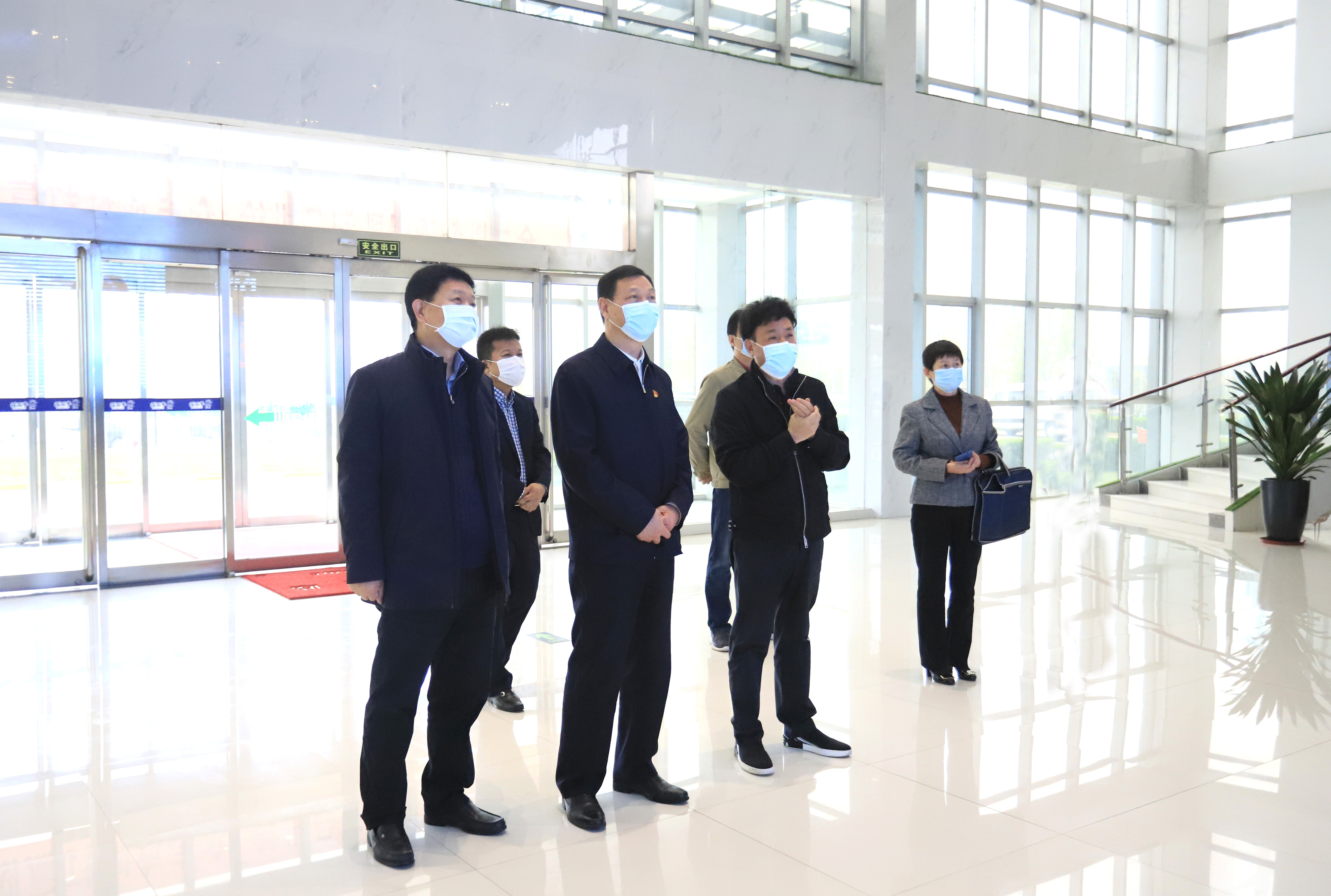 河南省委農(nóng)辦主任、農(nóng)業(yè)農(nóng)村廳廳長申延平一行調(diào)研河南花花牛乳業(yè)集團