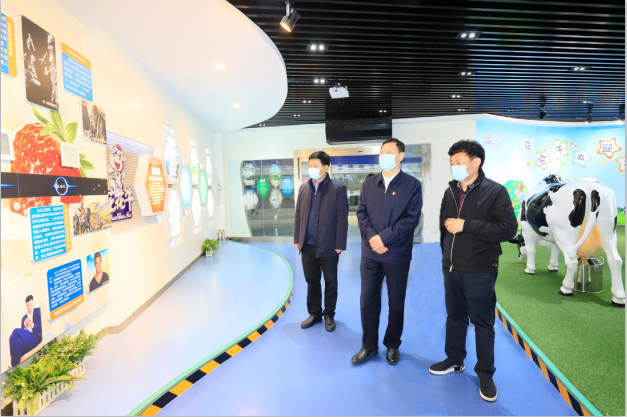 河南省委農(nóng)辦主任、農(nóng)業(yè)農(nóng)村廳廳長申延平一行調(diào)研河南花花牛乳業(yè)集團