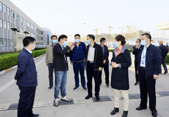 鄭州市人大副主任孫黎、市政府副市長(zhǎng)李喜安一行 蒞臨花花牛開展“三送一強(qiáng)”活動(dòng)