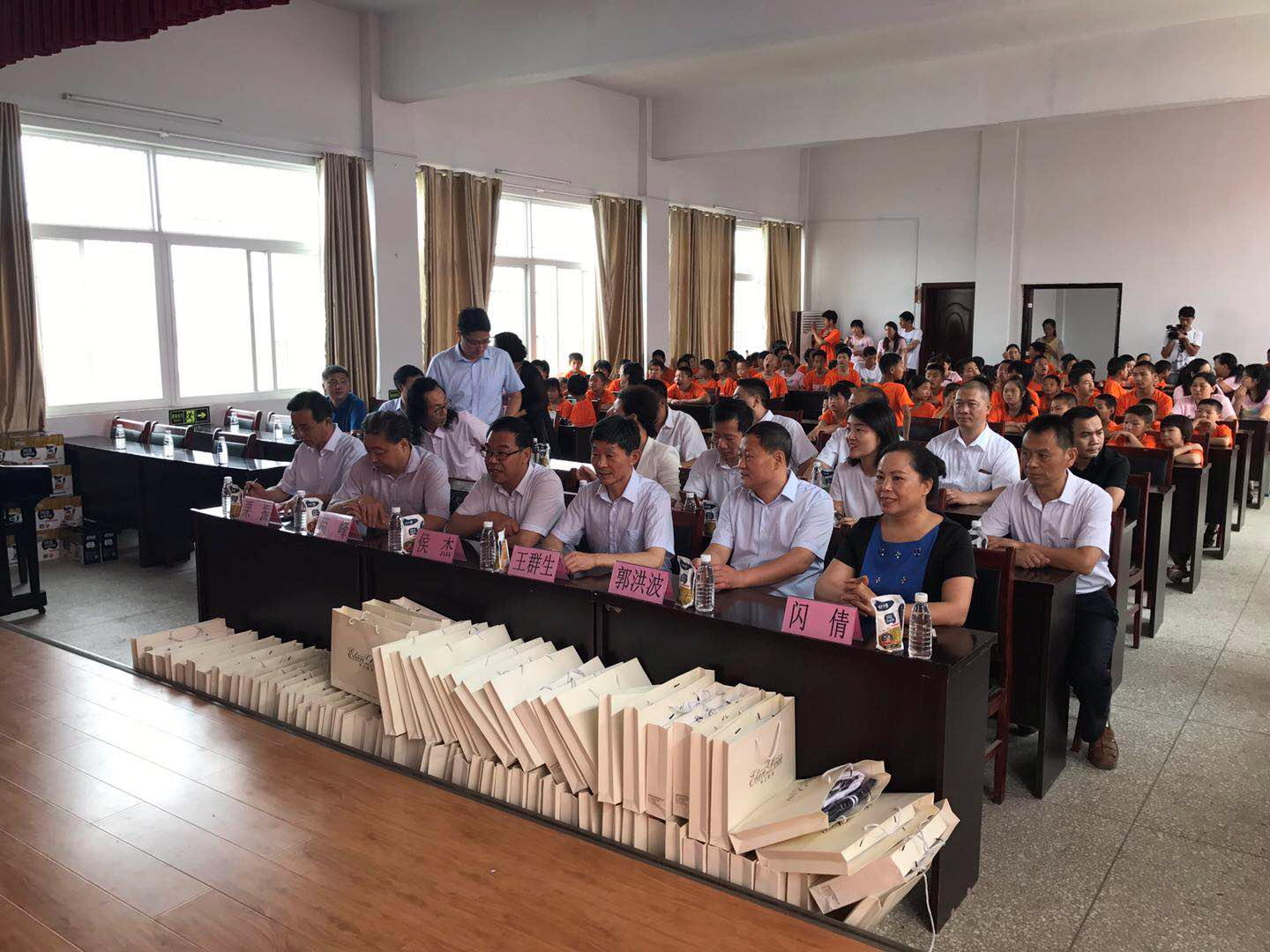 “關(guān)愛特殊兒童，讓愛灑滿人間—花花牛乳業(yè)集團2018中國小康牛奶行動” 公益助學(xué)泌陽捐贈儀式