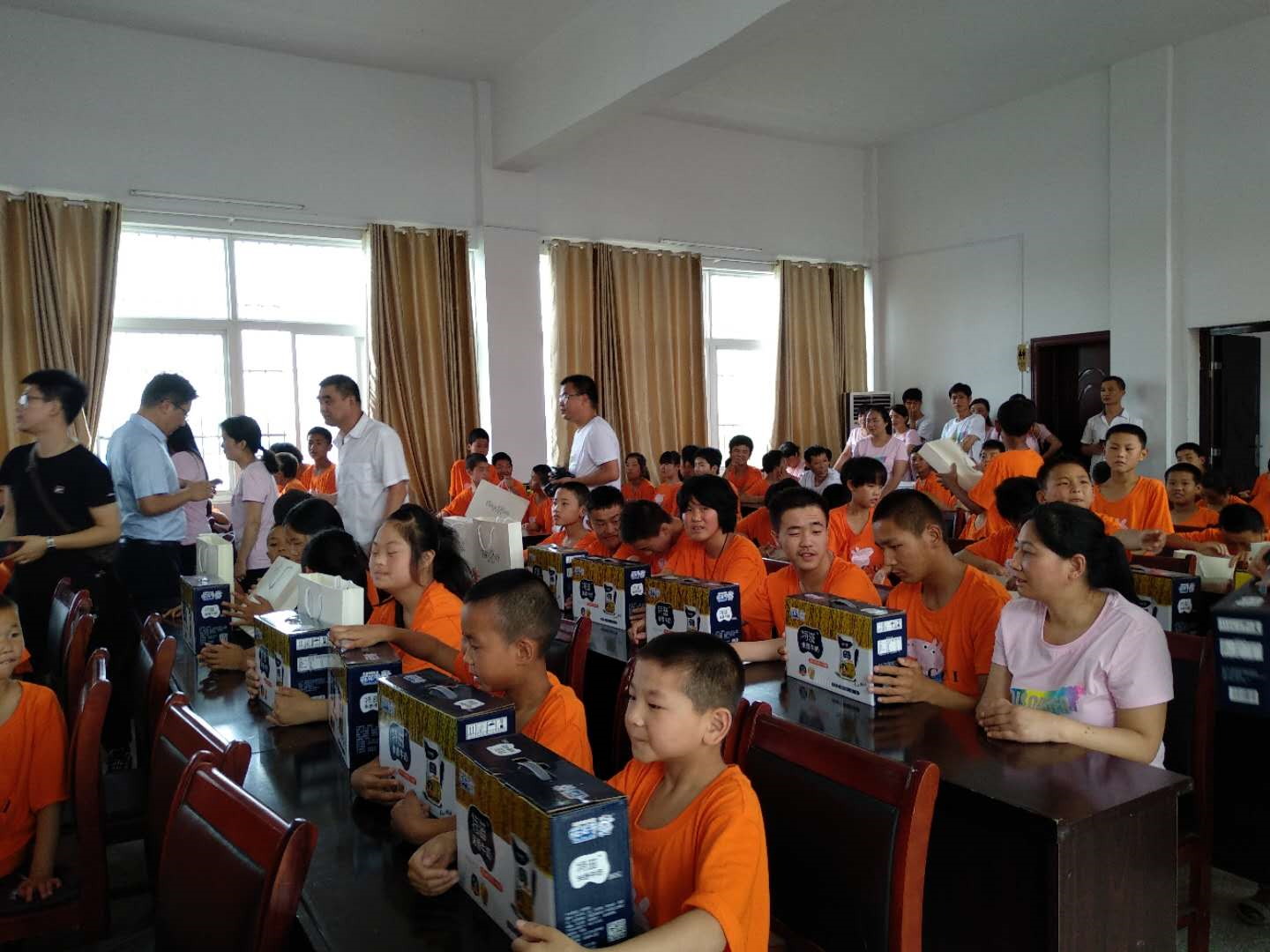 “關(guān)愛特殊兒童，讓愛灑滿人間—花花牛乳業(yè)集團2018中國小康牛奶行動” 公益助學(xué)泌陽捐贈儀式