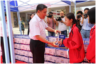 “健康中原，牛奶伴您行——花花牛乳業(yè)集團(tuán)2018中國小康牛奶行動(dòng)” 公益助學(xué)啟動(dòng)儀式隆重舉行