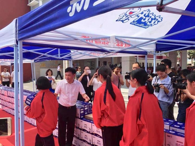 “健康中原，牛奶伴您行——花花牛乳業(yè)集團(tuán)2018中國小康牛奶行動(dòng)” 公益助學(xué)啟動(dòng)儀式隆重舉行