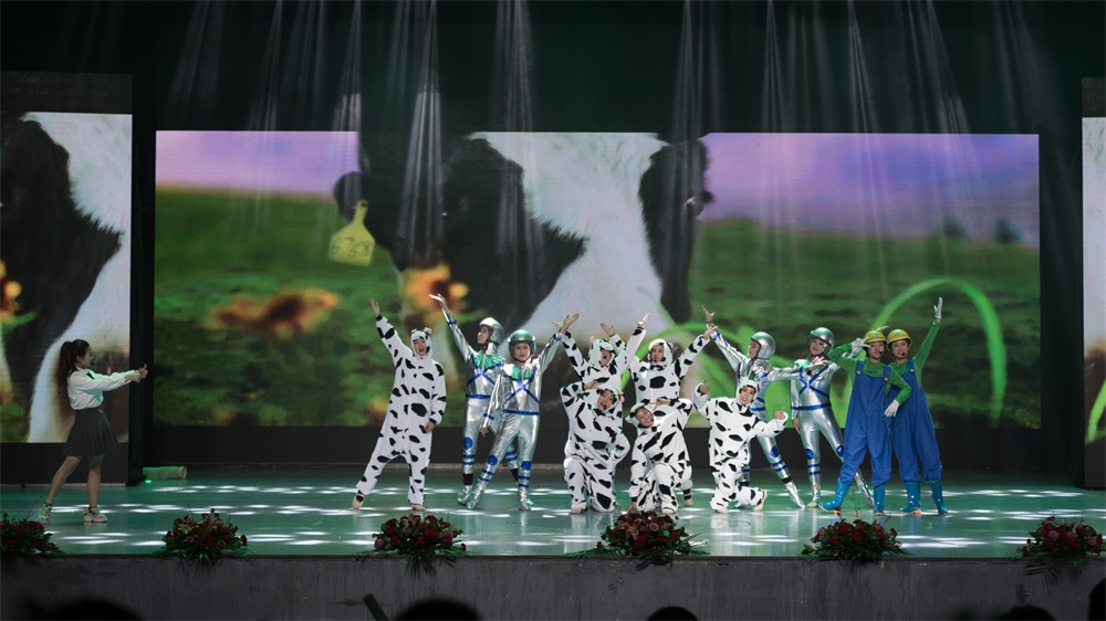 “不忘初心、聚力前行” 花花牛集團(tuán)2018迎新春聯(lián)歡會(huì)隆重舉行