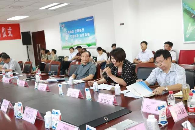 河南省食品安全座談會暨百場食安講座進(jìn)校園啟動(dòng)儀式在花花牛舉行