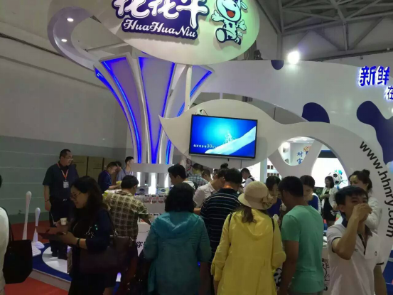 花花牛牛氣沖天！農(nóng)業(yè)部長(zhǎng)品嘗“領(lǐng)暢”點(diǎn)贊，又獲國(guó)際奶業(yè)平臺(tái)青睞