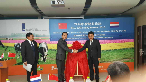 花花牛牛氣沖天！農(nóng)業(yè)部長(zhǎng)品嘗“領(lǐng)暢”點(diǎn)贊，又獲國(guó)際奶業(yè)平臺(tái)青睞