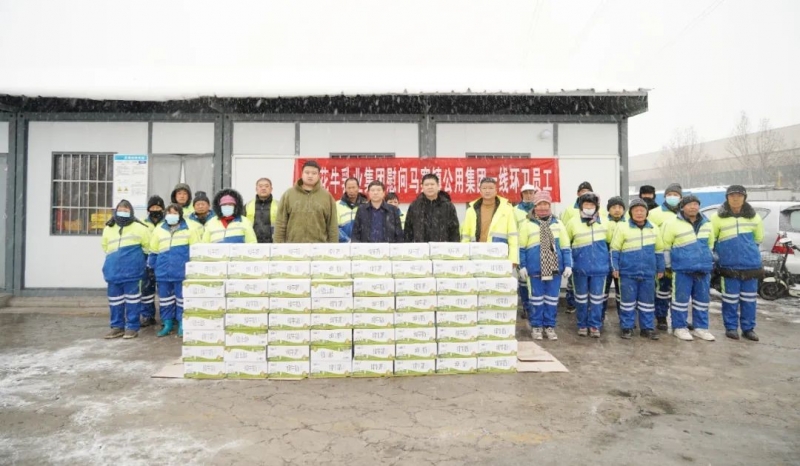 慰問一線環(huán)衛(wèi)工，禮贈(zèng)新鮮花花牛