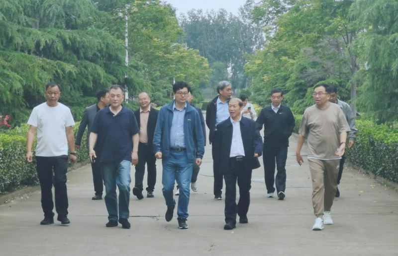 花花牛丨河南農(nóng)業(yè)大學黨委副書記、校長介曉磊一行蒞臨花花牛河南瑞亞參觀調(diào)研