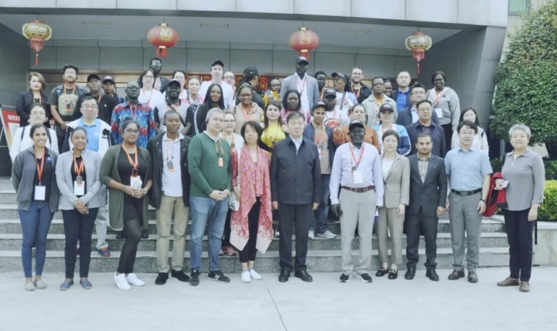 北京大學南南合作與發(fā)展學院教授、全球伙伴關系主任周詠梅一行蒞臨花花牛平輿瑞亞牧業(yè)參觀調(diào)研