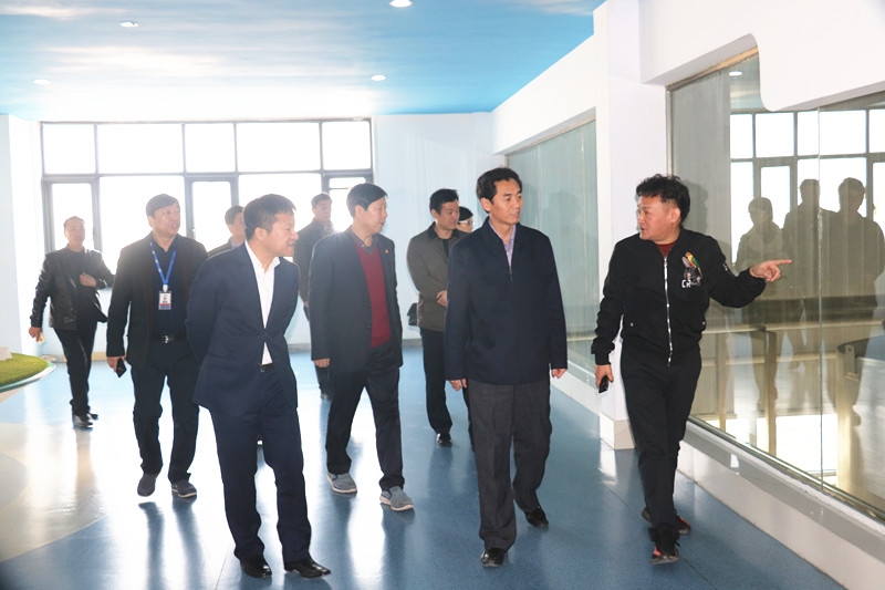 封丘縣縣長王獻(xiàn)臣一行蒞臨花花牛集團(tuán)養(yǎng)殖、乳品事業(yè)部參觀調(diào)研