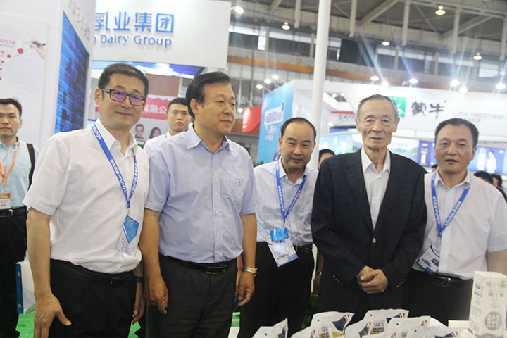 花花牛亮相第八屆中國奶業(yè)大會，又獲農(nóng)業(yè)部長一聲贊！