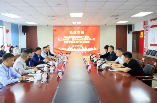 沈丘縣先進(jìn)制造業(yè)開發(fā)區(qū)黨工委書記呂孝坤、金絲猴食品有限公司董事長李旸等一行到訪河南花花牛乳業(yè)集團(tuán)