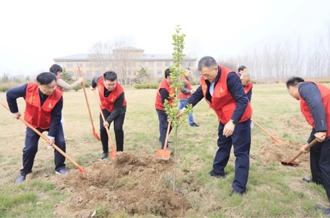 河南花花牛乳業(yè)集團(tuán)開展“綠色發(fā)展踐初心 植樹護(hù)綠先鋒行”植樹活動(dòng)